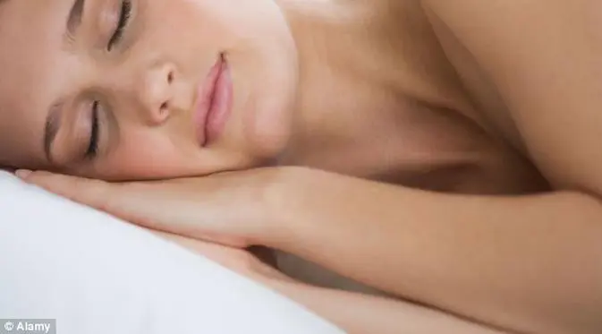 Sekarang, tidur telanjang akan semakin nyaman anti masuk angin dengan 4 trik ini.