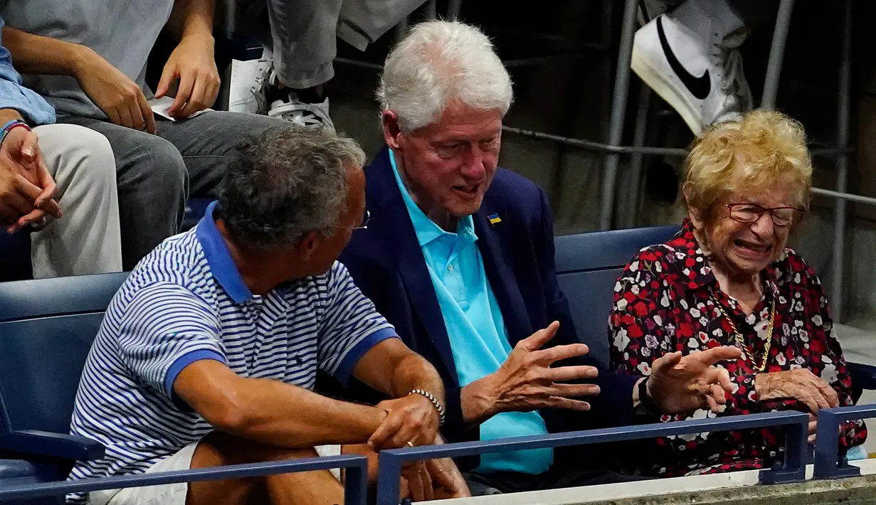Mantan Presiden Amerika Serikat Bill Clinton (tengah) dan Ruth Westheimer (kanan) menonton pertandingan tenis antara Serena Williams melawan Danka Kovinic pada putaran pertama kejuaraan tenis US Open 2022 di New York, Amerika Serikat, 29 Agustus 2022. (AP Photo/Frank Franklin II)