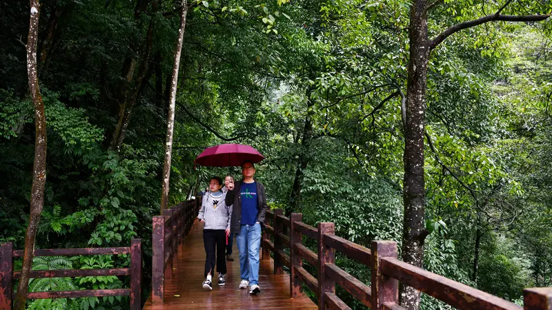 Menikmati Air Terjun Chishui di Kota Zunyi