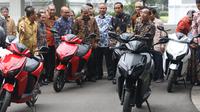 Presiden Joko Widodo (Jokowi) didampingi Menteri Sekretaris Negara, Pratikno dan Menristekdikti M. Nasir menerima audiensi dengan pihak yang terlibat dalam produksi sepeda motor listrik Gesits di Istana Merdeka, Rabu (7/11). (Liputan6.com/Angga Yuniar)