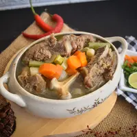 Masak daging yang sederhana? Sop daging pilihan yang sangat tepat untuk menjaga gizi keluarga. (Silvy Oktavia/Shutterstock)