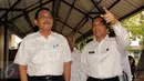 Kepala BNN Budi Waseso (kanan) mengajak Menkopolhukam Luhut Binsar Pandjaitan untuk melihat fasilitas yang dimiliki BNN, Jakarta, Kamis (10/3/2016). Luhut menilai, fasilitas lembaga BNN cukup memprihatinkan. (Liputan6.com/Helmi Afandi)
