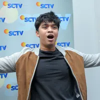 Billy Syahputra memiliki gigi yang kurang rapi. Demi merapikan giginya, kini ia menggunakan kawat gigi. Lantas seperti apa pengalaman Billy saat awal menggunakan. (Andy Masela/Bintang.com)