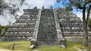 <p>Pemandangan piramida di situs arkeologi Maya Chichen Itza di Negara Bagian Yucatan, Meksiko (13/2). Chichen Itza dibangun sekitar 800 tahun sebelum masehi. (AFP Photo/Daniel Slim)</p>