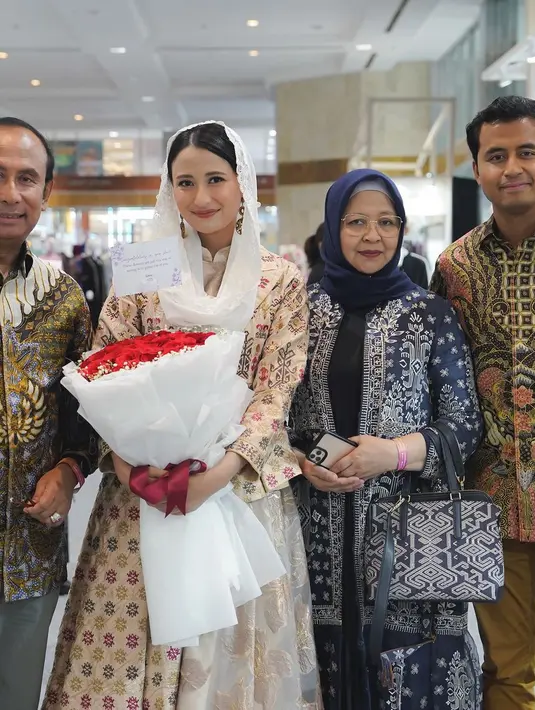 Kehadiran Dyah Roro di acara tersebut tidak hanya menonjolkan keindahan wastra Indonesia, namun juga memperkuat pesan bahwa busana tradisional bisa tetap stylish dan elegan dalam balutan modest fashion. [@dyahroroestiwp].