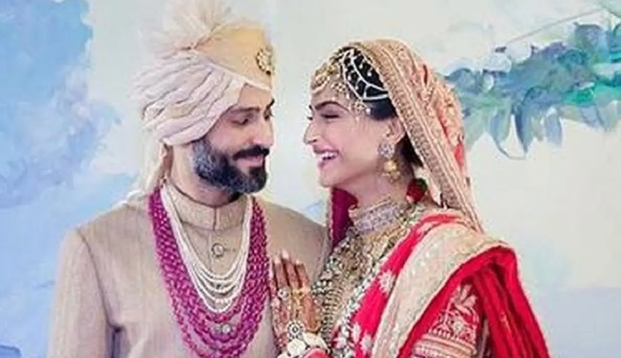 Sedangkan Anand Ahuja sendiri tampil gagah dengan mengenakan sherwani berwarna emas. Jika dilihat keduanya terlihat begitu serasi dan bahagia. (Foto: instagram.com/instantbollywood)