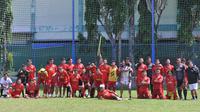 Skuat Arema FC berfoto bersama setelah latihan terakhir jelang libur aktivitas tim yang diputuskan hingga 10 November 2020 mendatang. (Bola.com/Iwan Setiawan)