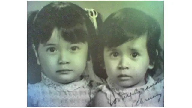 Ada yang bisa menebak istri Ajun Perwira yang mana?Ia adalah gadis cantik yang rambutnya dikuncir dua.