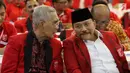 Ketua Dewan Penasihat Partai Keadilan dan Persatuan Indonesia (PKPI) Try Sutrisno (kiri)  berbincang dengan Ketua Umum PKPI Hendropriyono saat menghadiri Kongres Luar Biasa PKPI di Jakarta, Minggu (13/5). (Liputan6.com/Arya Manggala)