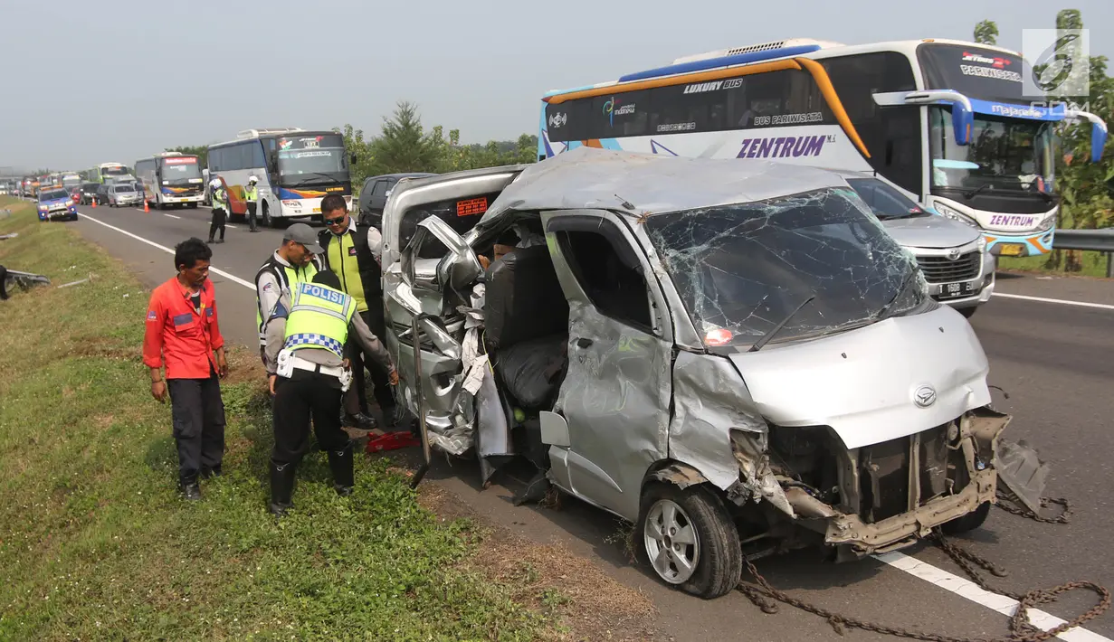 Petugas mengevakuasi mobil Grand max yang mengalami kecelakaan di KM 152 Tol Cipali, Jawa Barat, Minggu (10/6). Kecelakaan terjadi karena mobil oleng dan menabrak pembatas jalan tol. (Liputan6.com/Arya Manggala)