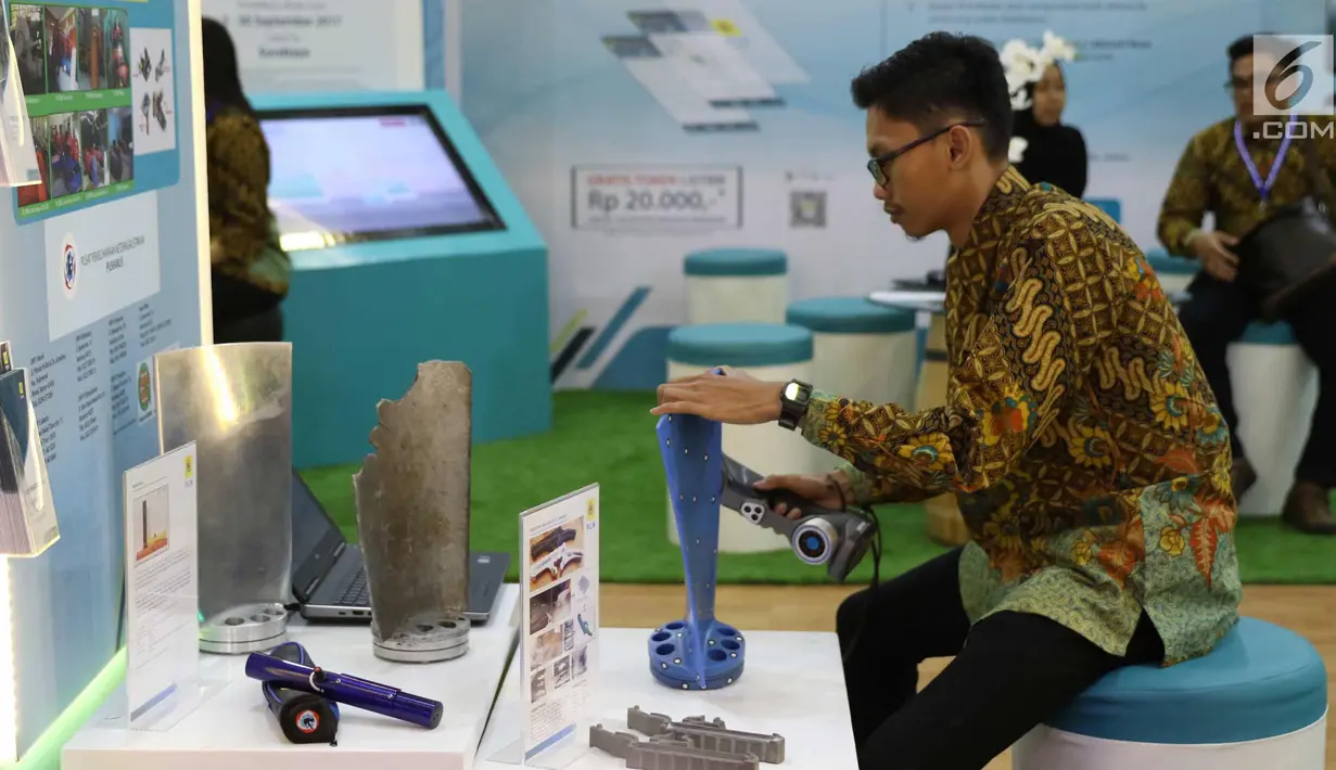 Pengunjung mencoba produk terbaru di pameran Indonesia Business and Development Expo (IBD Expo) di Jakarta, Rabu (20/9). Indonesia Banking Expo (IBEX) berlangsung pada 19-20 September 2017. (Liputan6.com/Angga Yuniar)