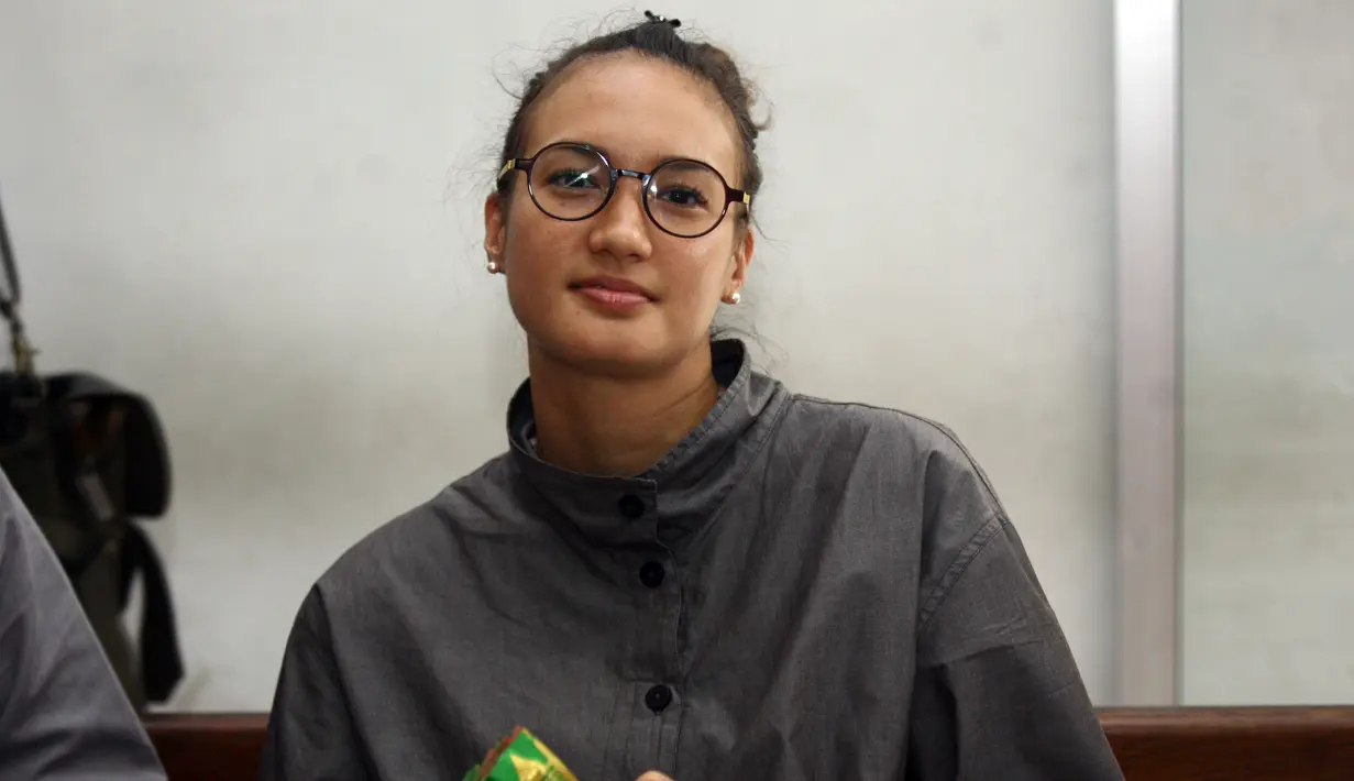 Sementara Gatot, dalam pemeriksaannya sempat mengaku senjata api tersebut sempat dipakai untuk properti syuting film yang juga dibintangi oleh Elma Theana itu. (Nurwahyunan/Bintang.com)