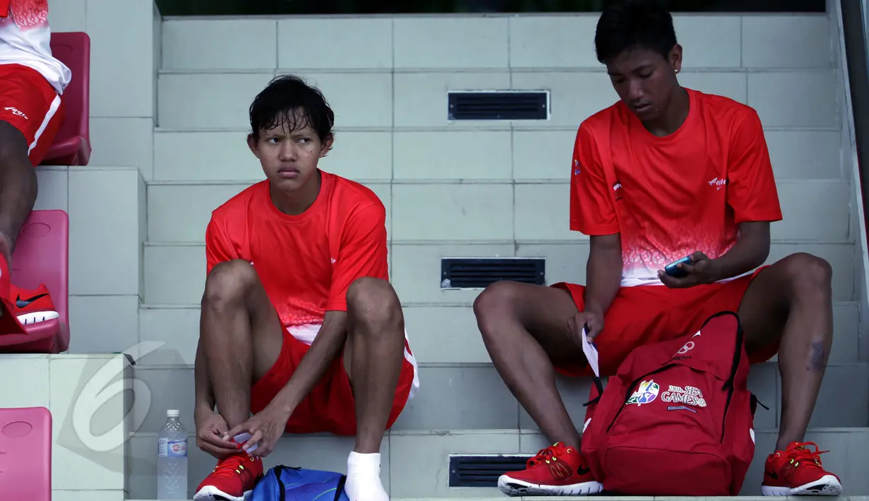 Gelandang timnas Indonesia U-23, Adam Alis (kiri) berkemas usai berlatih di ITE College Center, Singapura, Minggu (31/5/2015). Garuda Muda akan melakoni laga perdana di Sea Games 2015 melawan Myanmar, 2 Juni mendatang. (Liputan6.com/Helmi Fithriansyah)