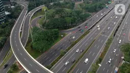 Foto aerial kendaraan melintas di Jalan Jenderal Sudirman, Jakarta, Selasa (24/3/2020). Sejumlah ruas jalan utama ibu kota lebih lengang dibandingkan hari biasa karena sebagian perusahaan telah menerapkan bekerja dari rumah guna menekan penyebaran COVID-19. (Liputan6.com/Faizal Fanani)