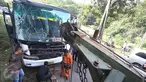 Petugas menggunakan mobil derek untuk mengevakuasi bus PO Merdeka yang menabrak pohon di jalur Lingkar, Jawa Barat, Sabtu (2/7). Kecelakaan terjadi karena rem bus bernopol Z 7829 T itu tidak berfungsi, alias blong. (Liputan6.com/Immanuel Antonius)