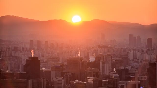 Melihat Keindahan Kota Seoul Saat Matahari Terbit