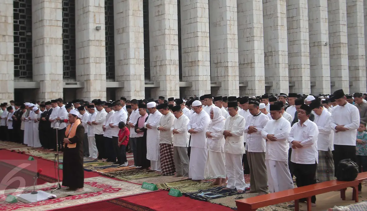 Suasana khusyuk di Halaman Masjid Istiqlal saat melaksanakan Salat Istisqo, Jakarta, Minggu (1/11/2015). Indonesia kini sedang mengalami kemarau berkepanjangan. (Liputan6.com/Angga Yuniar) 