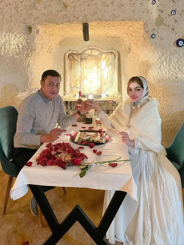 Rayakan Anniversary ke-9, Ini 6 Potret Teuku Rafly dan Istri Dinner di Turki