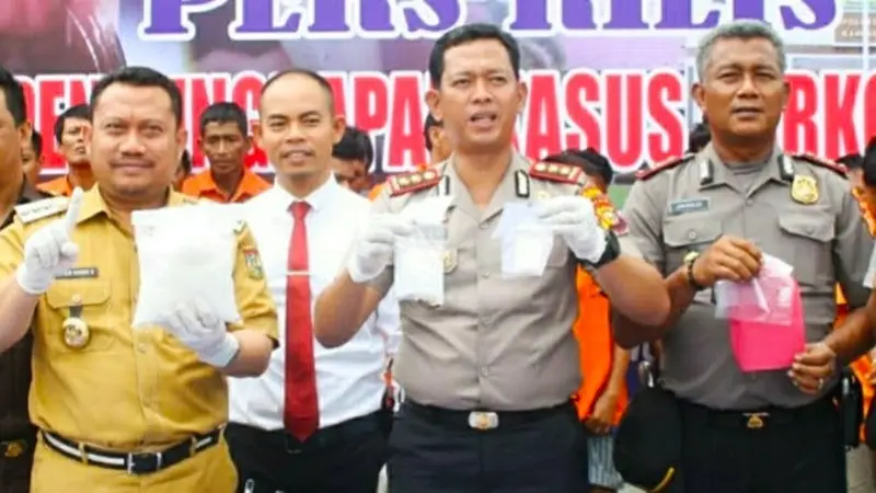 Kapolres Kampar AKBP Asep Dermawan SIK sempat menggelar jumpa pers terkait narkoba sebelum surat pencopotannya keluar.