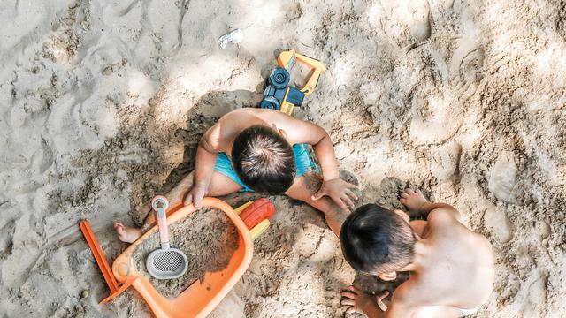 Ilustrasi anak-anak bermain di pantai (unsplash)
