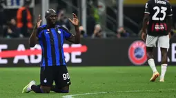 Selebrasi striker Inter Milan, Romelu Lukaku setelah berakhirnya laga leg kedua semifinal Liga Champions 2022/2023 menghadapi AC Milan di San Siro Stadium, Milan (16/5/2023). Dua periode membela Chelsea, penampilan Romelu Lukaku sangat jauh dari ekspektasi. Namun saat ia hijrah ke Inter Milan setelah dilepas Manchester United pada 2019/2020 dan 2020/2021 serta dipinjamkan Chelsea pada musim 2022/2023, ia tampil cenderung lebih baik dan menjadi andalan tim. Satu gelar Liga Italia dipersembahkannya pada musim 2020/2021. (AFP/Isabella Bonotto)