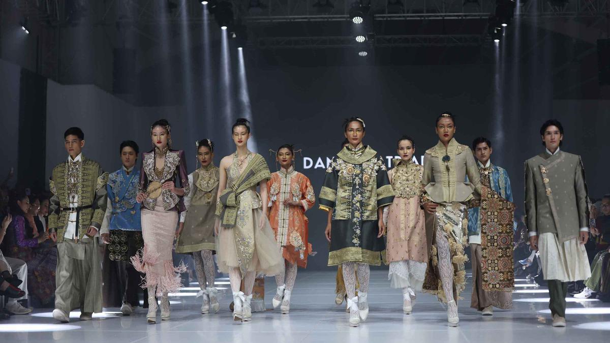 Interpretasi Baru Tenun Nusantara Empat Desainer Indonesia di Panggung JFW 2026