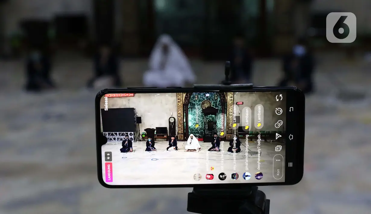 Para Imam Masjid Agung Sunda Kelapa menggemakan takbir malam Idul Fitri 1441 H yang disiarkan langsung melalui beragam media sosial, Jakarta, Sabtu (23/5/2020). Gema takbir yang disiarkan secara virtual untuk menghindari penyebaran virus COVID-19. (Liputan6.com/Helmi Fithriansyah)