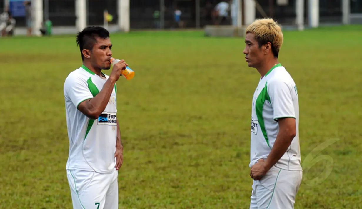 Pemain anyar Persipura Jayapura, Zulham Manik Zamrun (kiri) berbincang dengan Lim Jun Sik usai berlatih di Lapangan C Senayan, Jakarta, Senin (16/2/2015). (Liputan6.com/Helmi Fithriansyah)