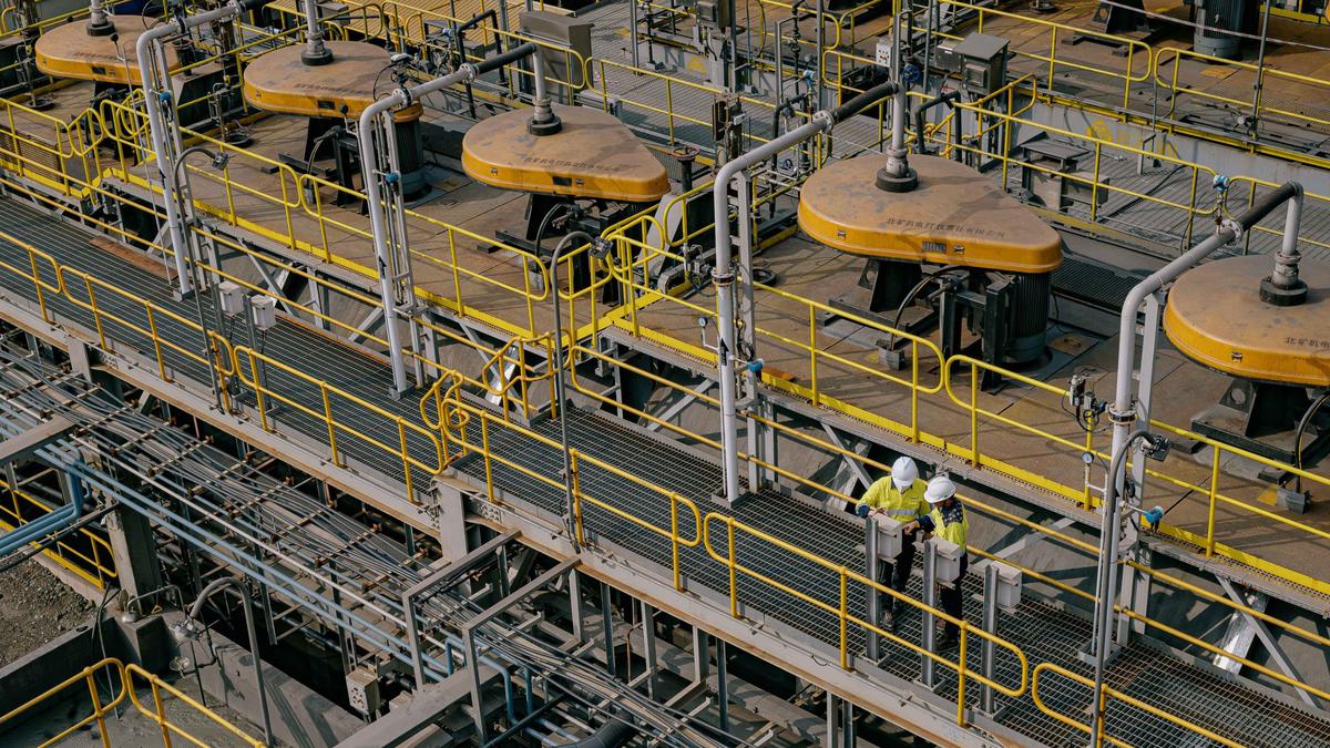 Pendapatan MBMA Merosot 18% hingga Kuartal I 2025