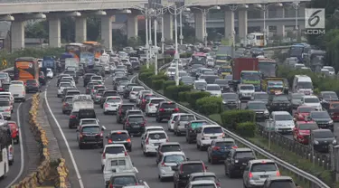 Suasana lalu lintas di ruas Tol Jagorawi, Jakarta, Sabtu (17/11). Pada libur akhir pekan yang berdekatan dengan libur Maulid Nabi Muhammad SAW, yakni pada Selasa (20/11) ini, lalu lintas di Tol Jagorawi terpantau padat merayap. (Merdeka.com/Imam Buhori)