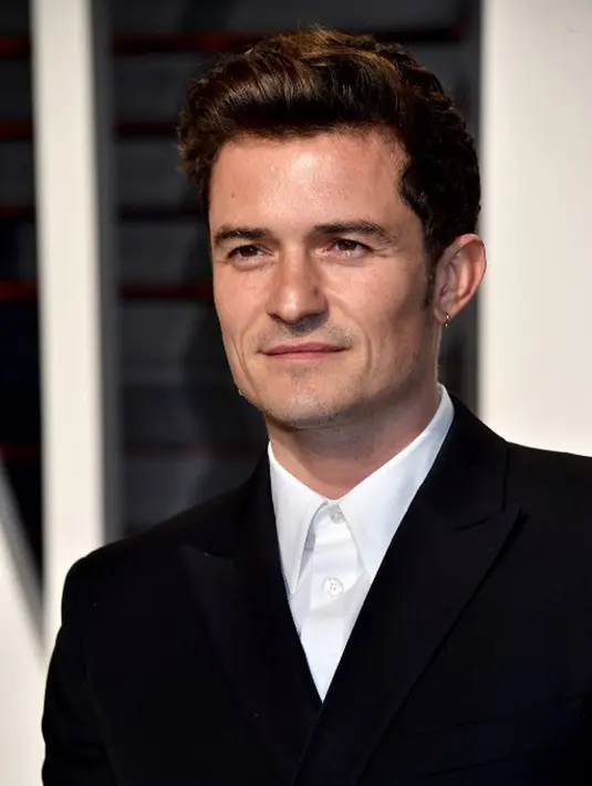 Dalam video tersebut terlihat cewek itu bertukar tempat dan memilih untuk duduk bersebelahan dengan Orlando. Tampak keduanya sangat akrab dan tak jarang juga keduanya tertawa bahagia. (AFP/Bintang.com)