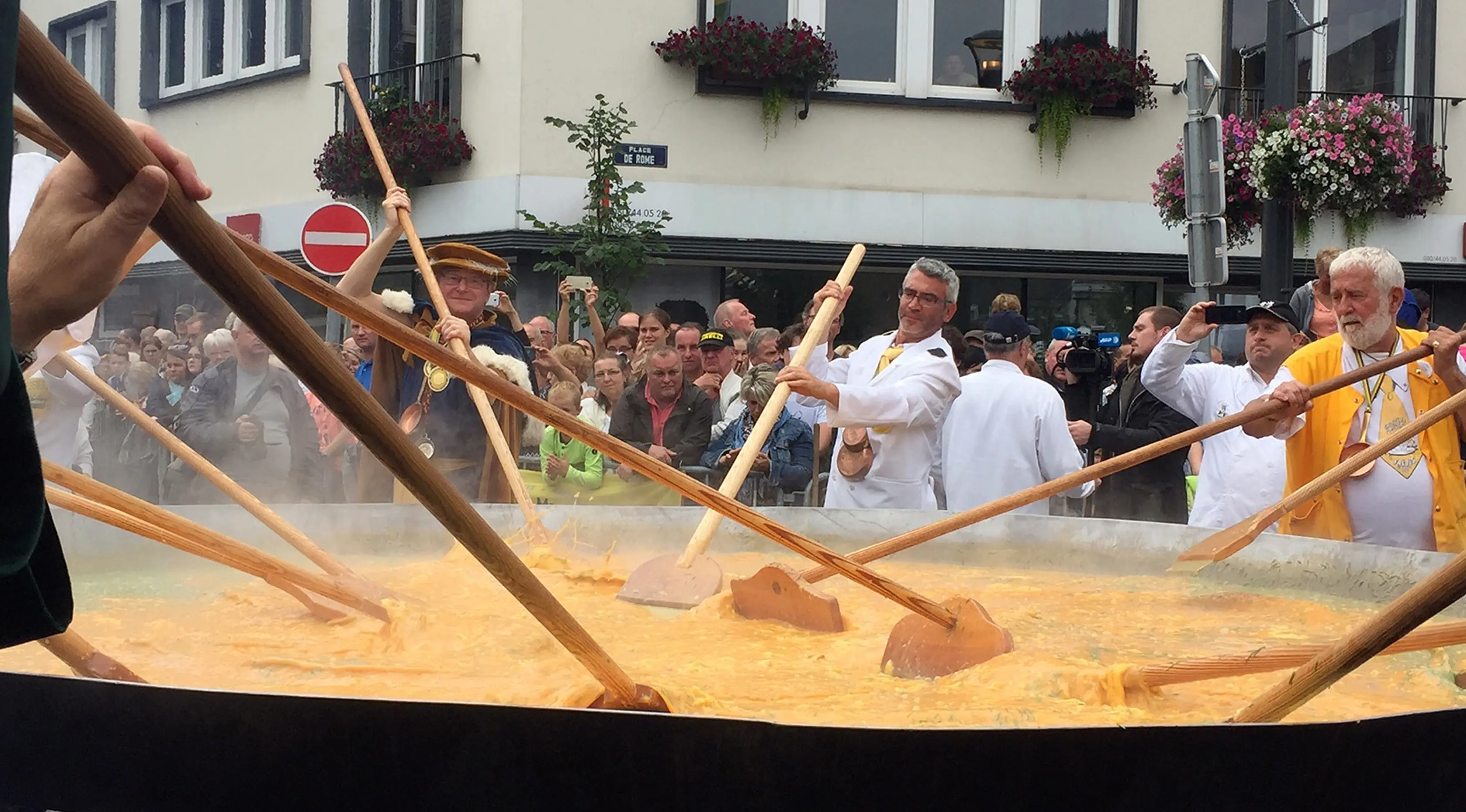 Juru masak dan sukarelawan membuat omelet raksasa dalam World Giant Omelette Festival ke 22 di Malmedy, Belgia, Selasa (15/8). Mereka membuat omelette raksasa berbahan 10.000 telur di atas wajan berdiameter 4 meter. (AP Photo/Daniela Berretta)