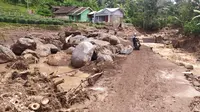 Beberapa ruas jalan dan jembatan nampak rusak di desa Cinta Manik, Kecamatan Karangtengah, Garut, Jawa Barat, tergerus sapuan banjir bandang sabtu lalu. (Liputan6.com/Jayadi Supriadin)