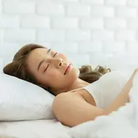 ilustrasi perempuan tidur/copyright by Yuttana Jaowattana (Shutterstock)