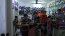 Sekelompok anak muda Irak membeli permainan tradisional layang-layang  selama bulan Ramadan di sebuah toko di Kerbala pada 12 Mei 2019. Bermain layang-layang merupakan salah satu cara muslim Irak untuk mengisi waktu sambil menunggu saat berbuka puasa (ngabuburit). (REUTERS/Abdullah Dhiaa Al-Deen)