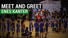 Pemain Oklahoma City Thunder, Enes Kanter, memberikan motivasi dan coaching clinik kepada pebasket muda Indonesia di Britama Arena, Jakarta.