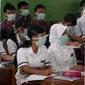 Siswa SMPN 7 Jember, Jawa Timur, melakukan kegiatan belajar mengajar memakai masker setelah dalam lima hari terkahir ratusan siswa menderita batuk, pilek, demam dan sesak nafas.(Antara)