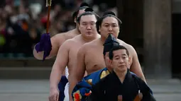 Yokozuna Hakuho (kedua kiri) Juara sumo asal mongolia melakukan persiapan untuk ritual tahunan di Kuil Meiji di Tokyo, Jepang, (7/1). Ritual ini dalam perayaan tahun baru 2016. (REUTERS / Yuya Shino)