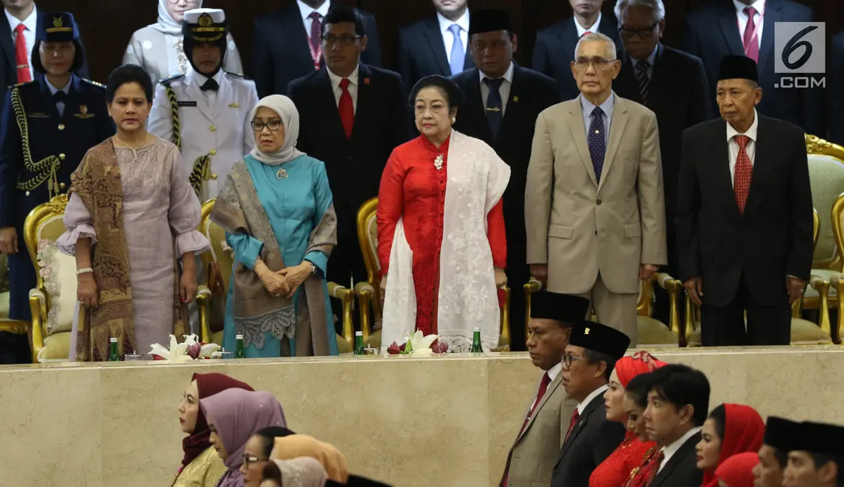 Presiden ke-5 RI Megawati Soekarnoputri (tengah) bersama dua mantan Wakil Presiden Try Sutrisno dan Hamzah Haz serta Iriana Jokowi dan Mufida Kalla saat menghadiri pelantikan anggota DPR, MPR, dan DPD di Kompleks Parlemen, Jakarta, Selasa (1/10/2019). (Liputan.com/JohanTallo)