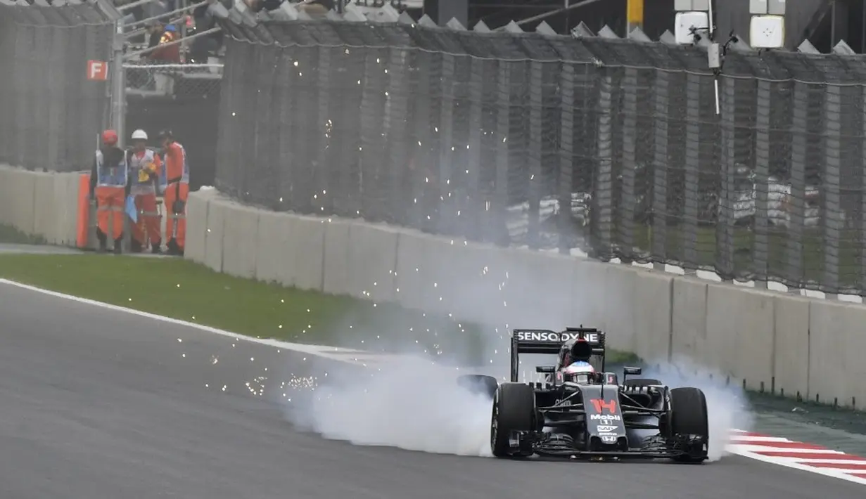 Mobil pebalap Mclaren, Fernando Alonso, mengeluarkan asap saat latihan bebas F1 GP Meksiko di Sirkuit Autodromo Hermanos Rodriguez, Jumat (28/10/2016). (AFP/Yuri Cortez)