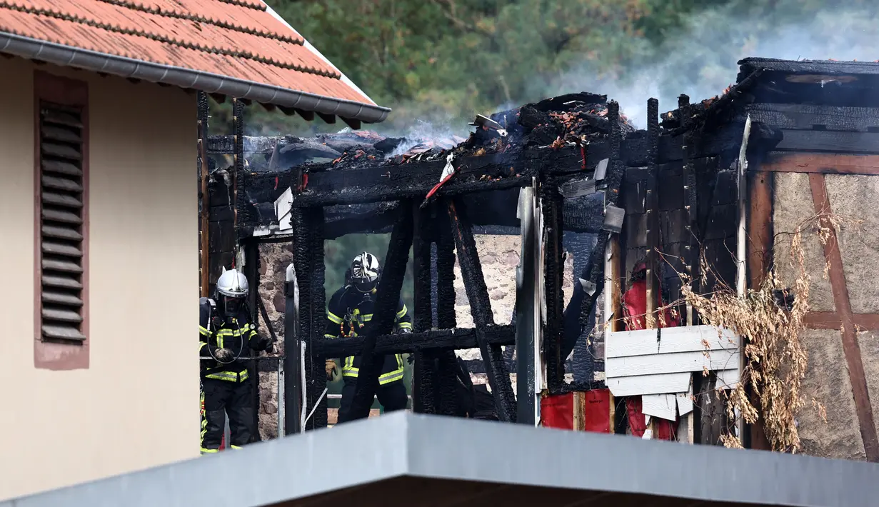 Departemen pemadam kebakaran mengerahkan 76 petugas pemadam kebakaran, 4 mobil pemadam kebakaran, 4 ambulans untuk menahan kobaran api dan merawat para korban. (AFP/Sébastien Bozon)