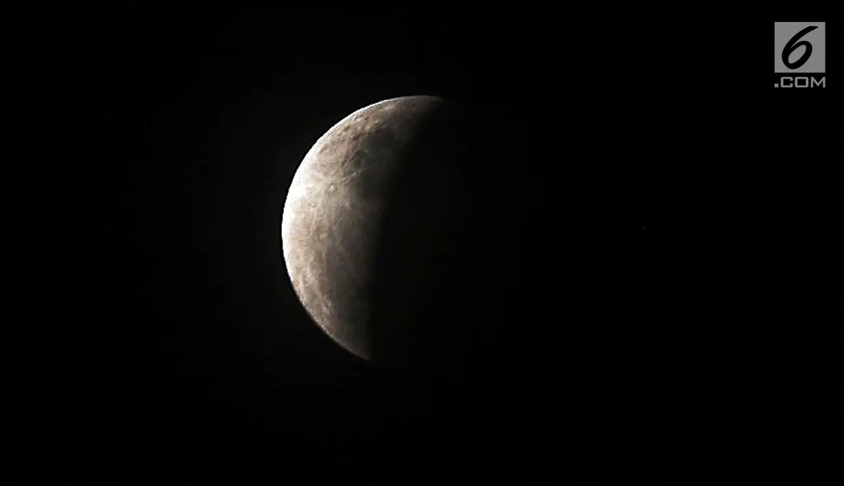Fenomena gerhana bulan sebagian (parsial) terlihat di langit Jakarta pada Rabu (17/7/2019) dini hari. Gerhana bulan terakhir dalam tahun 2019 ini merupakan fenomena jenis gerhana bulan parsial, karena masih ada yang tampak sebagian. (Liputan6.com/Johan Tallo)