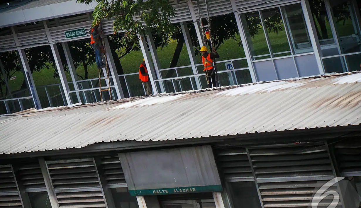 Para pekerja sedang menyelesaikan pembangunan Halte Transjakarta Masjid Agung Al Azhar, Jakarta, Sabtu (6/9/2014) (Liputan6.com/FAizal Fanani)