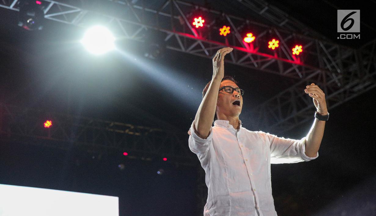 Komposer Addie MS saat mengisi acara Kaleidoskop dan Terima Kasih Gubernur 2012-2017, di Lapangan Banteng, Jakarta, Sabtu (14/10). Kegiatan tersebut sebagai penyampaian apresiasi kepada Gubernur DKI Jakarta periode 2012-2017 (Liputan6.com/Faizal Fanani)