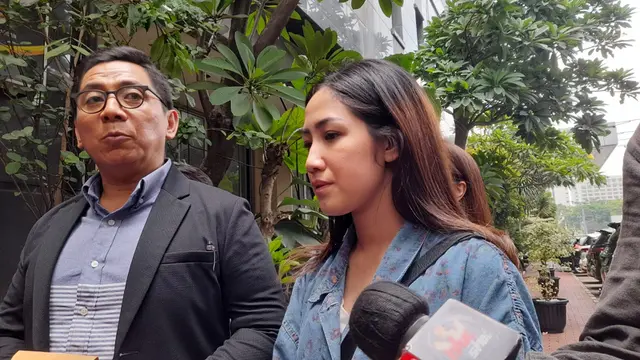 Artis Tamara Tyasmara dan kuasa hukumnya Arifin di Polda Metro Jaya, Senin (5/2/2024).