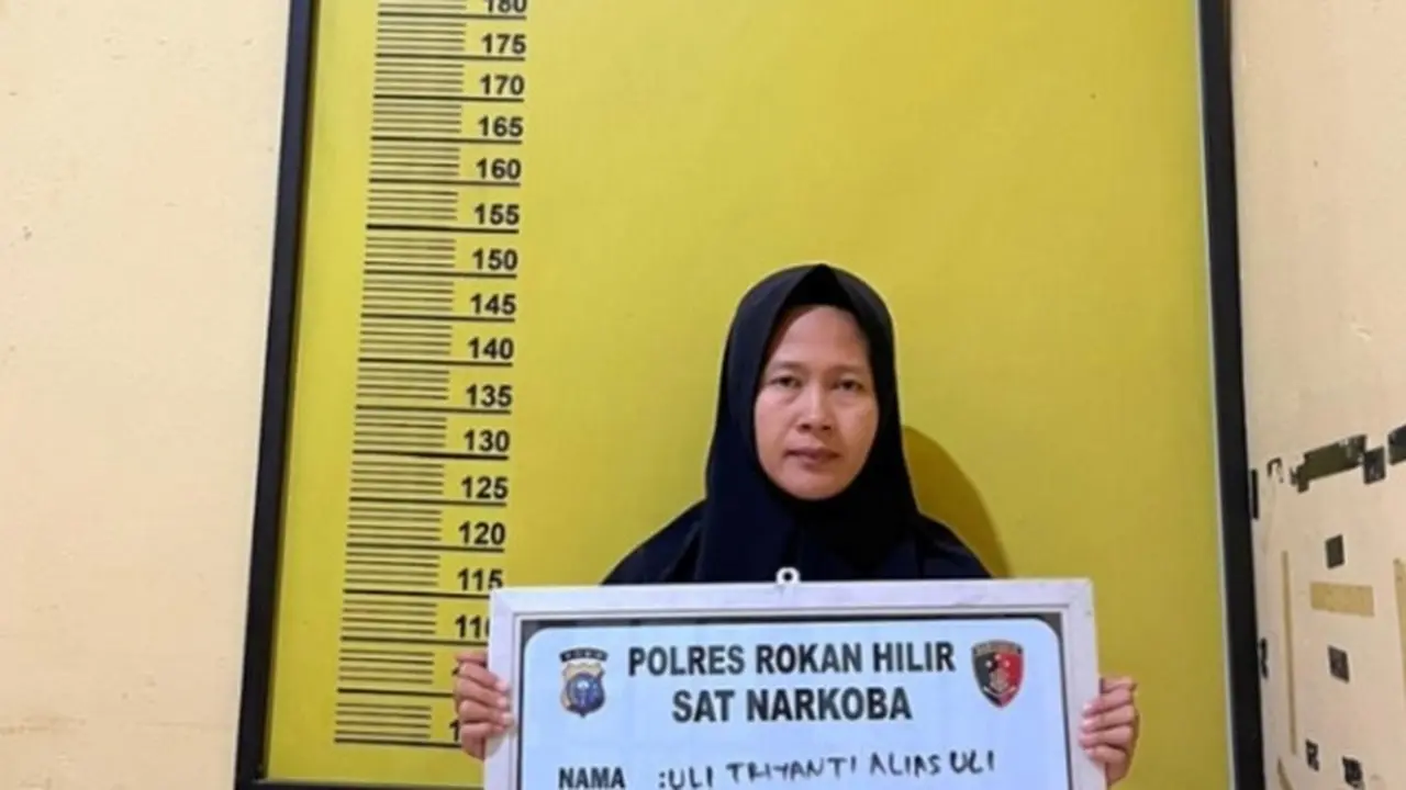 Emak-emak jual sabu yang ditangkap oleh Polres Rokan Hilir.