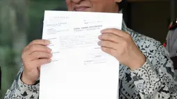 Kuasa hukum RJ Lino, Maqdir Ismail memperlihatkan surat pemberitahuan ketidakhadiran kliennya di KPK, Jakarta, Jumat (29/1). Dalam surat tersebut, mantan Dirut Pelindo II itu mengaku sakit dan tidak dapat menjalani pemeriksaan. (Liputan6.com/Helmi Afandi)