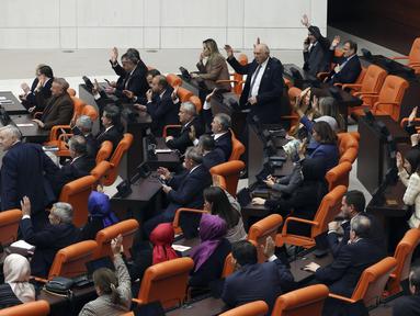 Anggota parlemen Turki dari Partai Keadilan dan Pembangunan (AKP) yang berkuasa memberikan suara mendukung upaya Finlandia untuk bergabung dengan NATO, Kamis malam, 30 Maret 2023, di parlemen di Ankara, Turki. (AP Photo/Burhan Ozbilici)