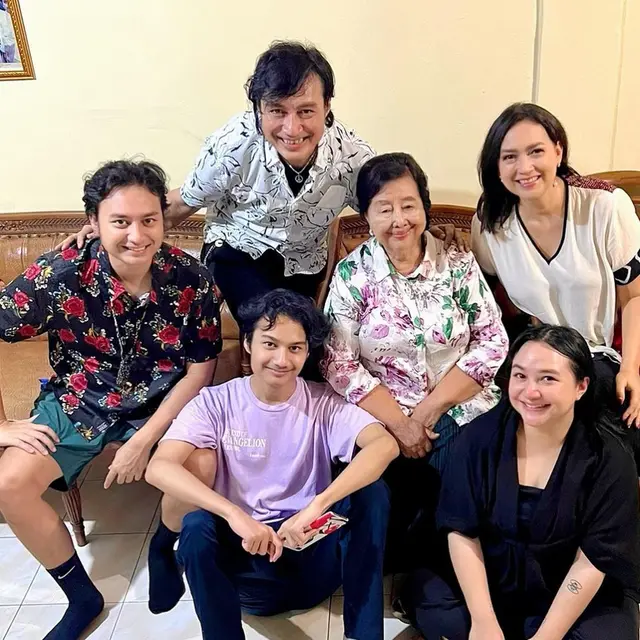 Ira Wibowo dan Katon Bagaskara Merayakan Natal 2022