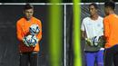 Penjaga gawang Timnas Ekuador U-17 melakukan latihan ringan di Lapangan Latihan A Stadion Gelora Bung Tomo (GBT), Surabaya, Jawa Timur, Selasa (7/11/2023). (Bola.com/Aditya Wany)